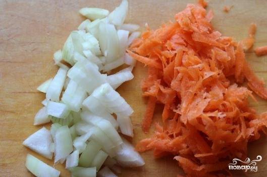 3. Очистите от шелухи лук; помойте и почистите картофель. Лук нарежьте кубиками. Морковь натрите на крупной терке.
