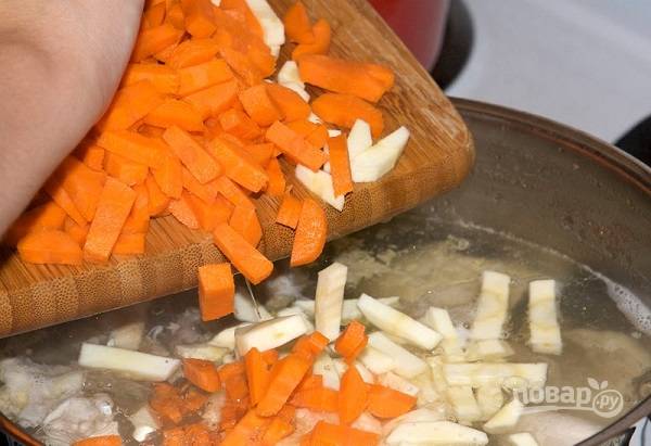 4. Добавьте нарезанную морковь и корень петрушки. 