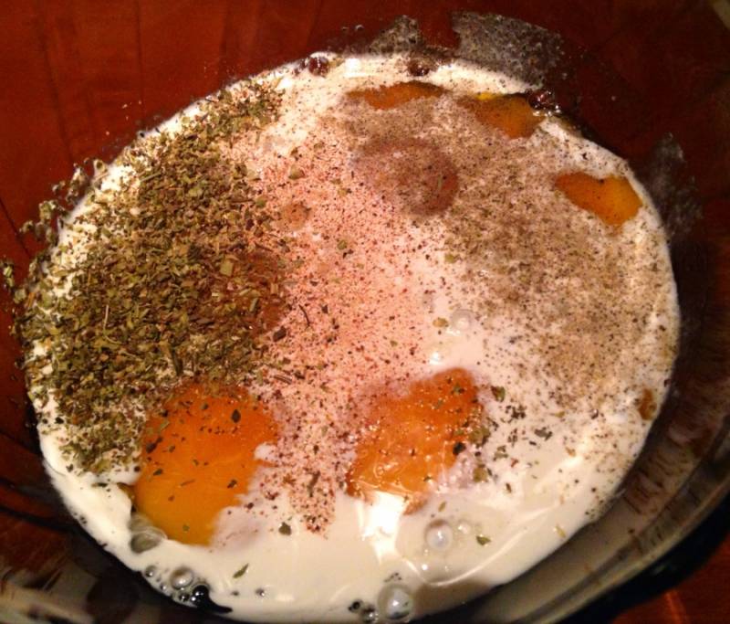 В большой миске смешать яйца, сливки, приправы, добавить по вкусу соль и черный молотый перец. Взбить венчиком. От того, что мы будем использовать сливки, вместо молока, фриттата будет более пышной, особенно если вы хорошенечко ее взобьете.
