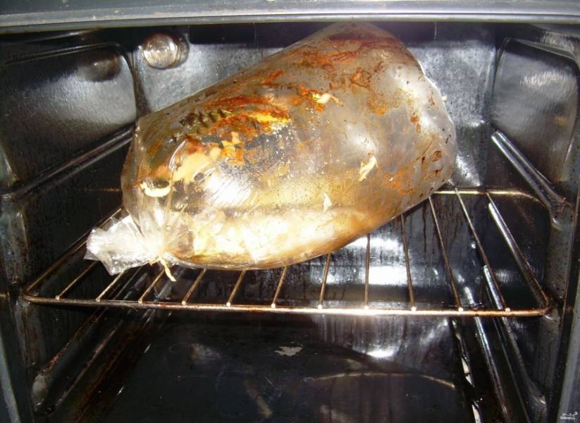3. Во время запекания рыба будет пропитываться соусом. Рукав как правило надувается и рыба готовится в собственном соку за счет образовавшегося внутри пара.