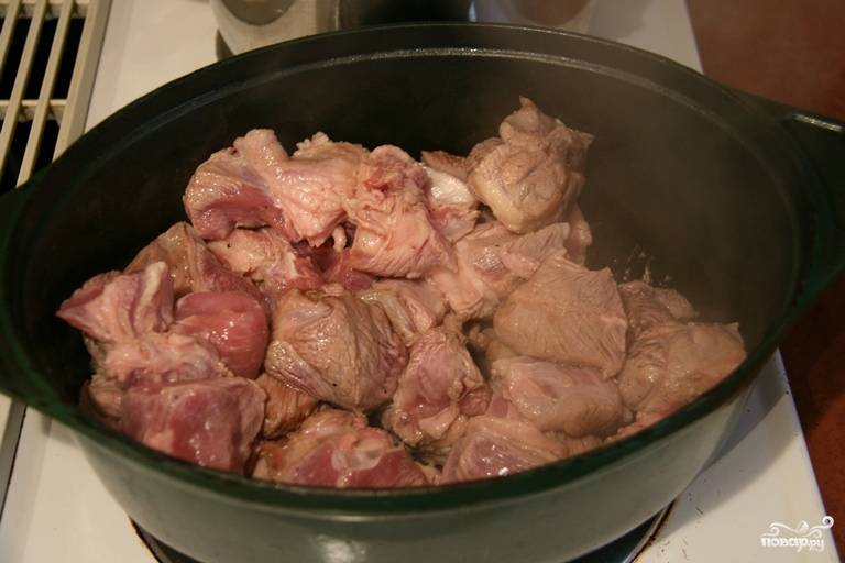 Сложите мясо в чугунок (или казан), поставьте на средний огонь и сначала обжарьте, а потом протушите.