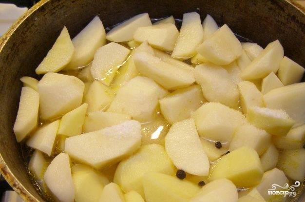 1. Нарезаем картофель, отправляем его на сковороду жариться. Способ шинковки выбирайте сами. Я рекомендую для этого блюда нарезать его крупнее и обжаривать не больше 10 минут на слабом огне. 