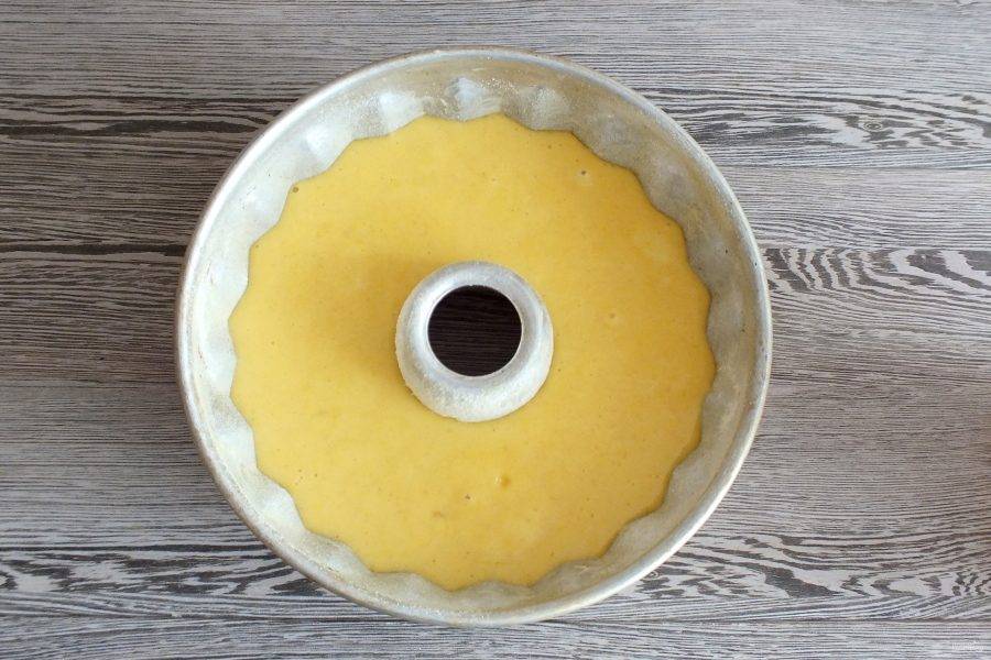 Возьмите форму для кекса, смажьте ее сливочным маслом, присыпьте панировочными сухарями или манкой. Перелейте тесто. Поставьте выпекаться пирог  в разогретую до 180 градусов духовку на 40-45 минут. Учитывайте особенности своей духовки.