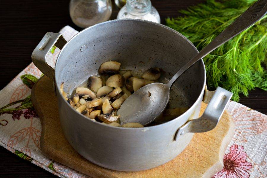 Грибы вымойте, нарежьте кусочками среднего размера и обжарьте на масле прямо в кастрюле для супа. Жарьте 3-4 минуты, пока грибы не станут румяными, при этом постоянно помешивайте.