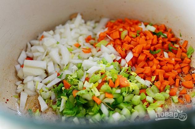 Лук, морковь и сельдерей  помойте, почистите и мелко нарежьте. Отправьте обжариваться на сковороду, в которой жарился бекон.