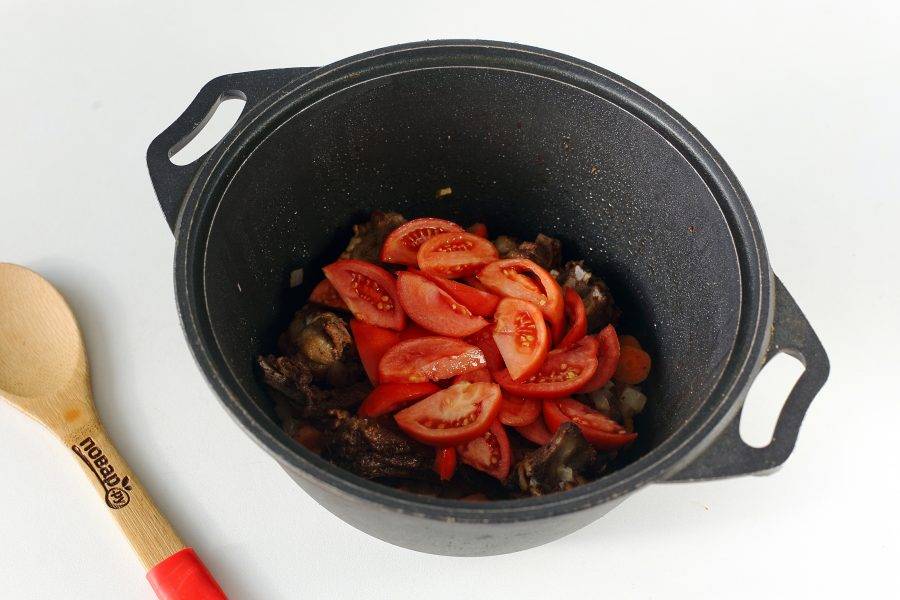 Обжарьте овощи в течение 10 минут и добавьте нарезанные дольками помидоры.