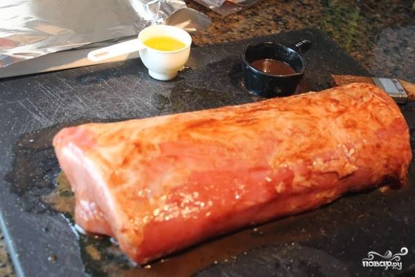 Возьмите нежирную часть свинины, прекрасно для этого рецепта подойдет корейка. Вымойте ее, обсушите, зачистите от пленок и жира. Натрите свинину смесью оливкового масла и бальзамического уксуса. 