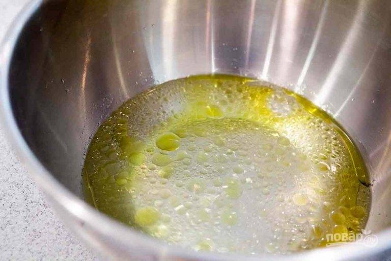 1.	Смешайте дрожжи с 70 миллилитрами теплой воды и оставьте на 10 минут. В большую миску вылейте оставшуюся холодную воду, добавьте оливковое масло.