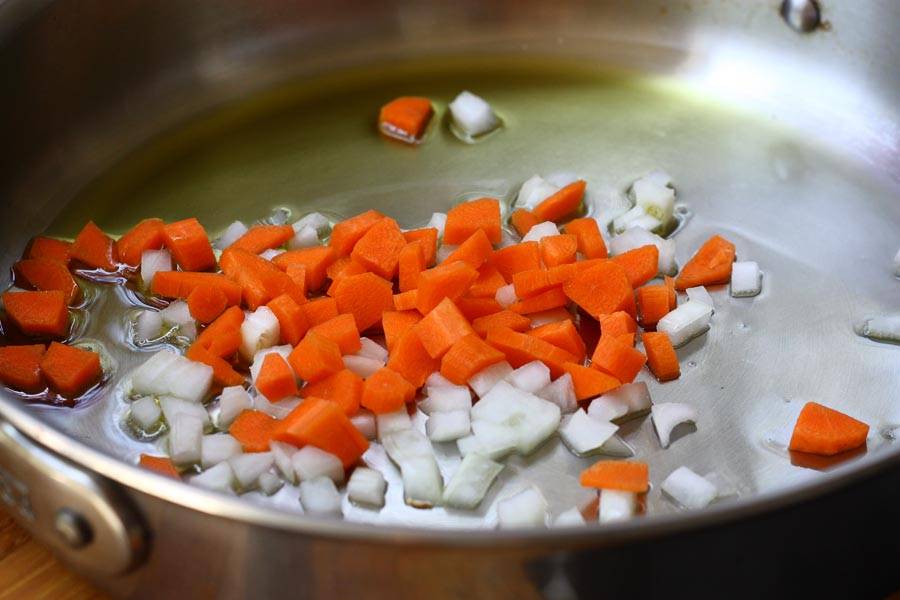 2. Добавьте почищенную и измельченную морковь. Жарьте еще минут 5, помешивая.