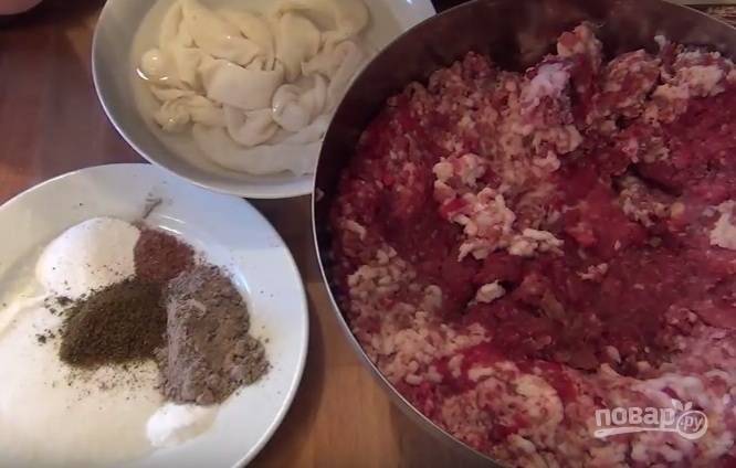 1. Приготовить сырокопченую колбасу не так просто. Для начала нам нужно подготовить фарш: пропускаем через мясорубку говядину и жирную свинину. Добавляем измельченный чеснок, перец (можно смесь перцев), мускатный орех, глюкозу, стартовые культуры (убивают "плохую" микрофлору и бактерии), фосфат (без него не получится добиться нужной консистенции) и обязательно нитритную соль. Хорошо замешиваем фарш , а отдельно замачиваем чрева свиные.