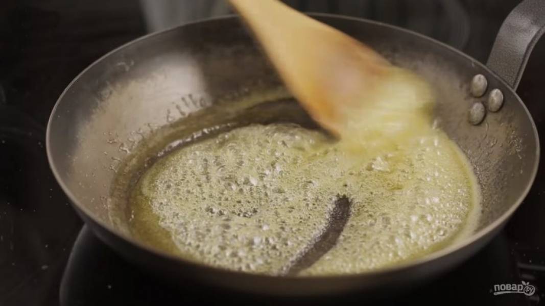 На  горячую сковороду налейте мед, добавьте сахар кипятите до уваривания меда (капля, налитая на блюдце, не должна растекаться). 