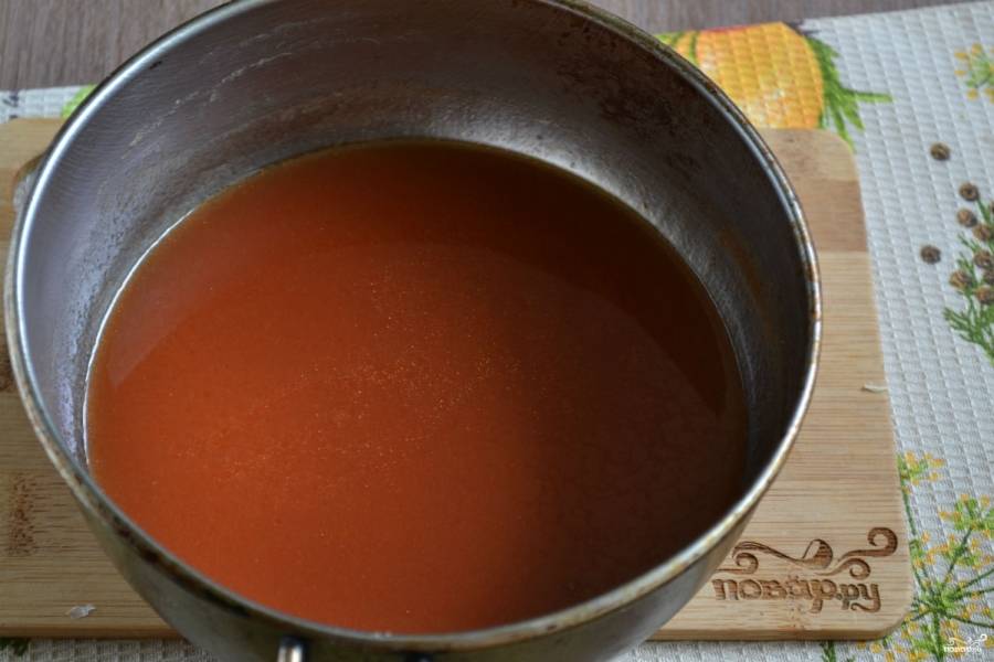 Поставьте томатный сок на огонь, доведите его до кипения. Посолите и проварите 20 минут на слабом огне.