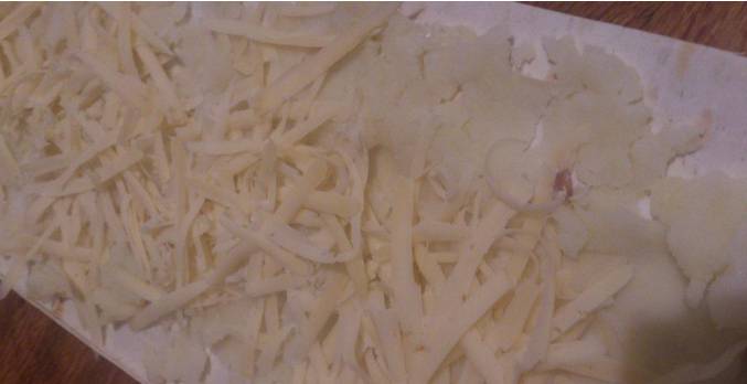 1. Лаваш расстилаем, распределяем по всей поверхности равномерно картофельное пюре. Сверху - тертый на терке сыр. 