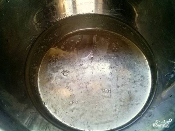 Воду  в кастрюле доведите до кипения. В кипяток добавьте соль и растительное масло. 
