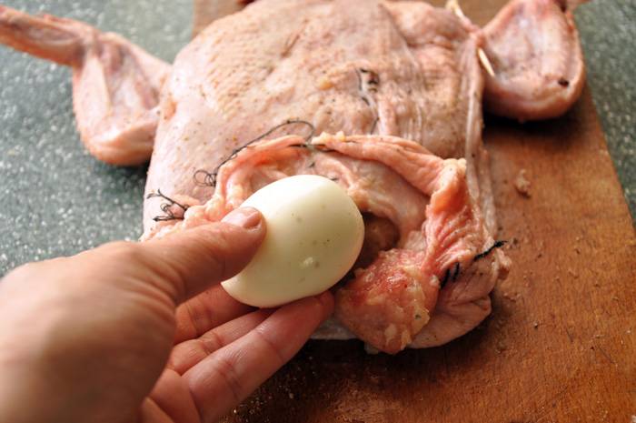 11. Переложить аккуратно фарш в кожу. В рецепт приготовления куриной кожи, фаршированной куриным фаршем можно добавить сюрприз - кусочки овощей или отварные яйца, например. 