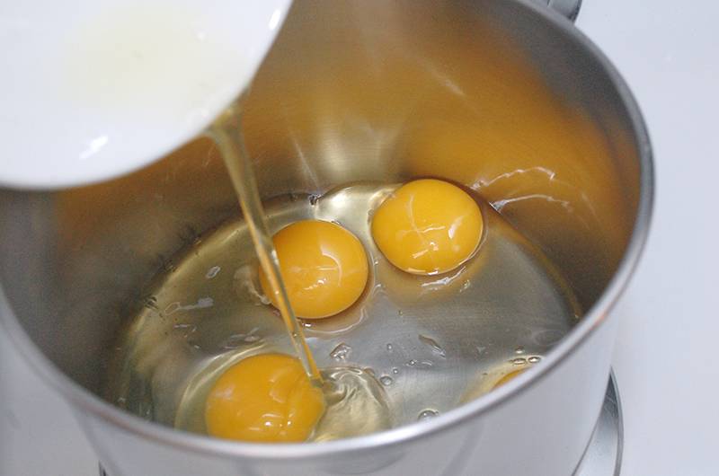 1. В кастрюльку вбить яйца. 