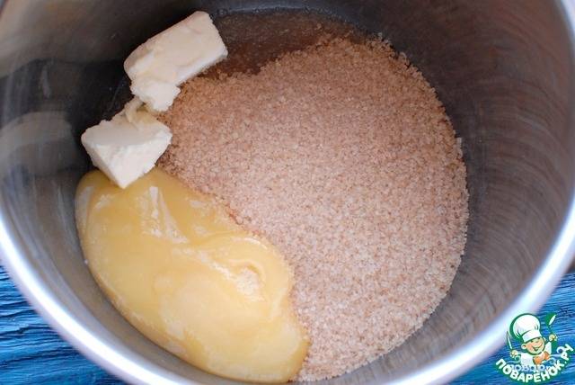 3. Подготовьте карамельную прослойку. Для этого возьмите сливочное масло, сахар коричневый, молотую корицу, мед (можно патоку). Все компоненты положите в небольшую кастрюльку.