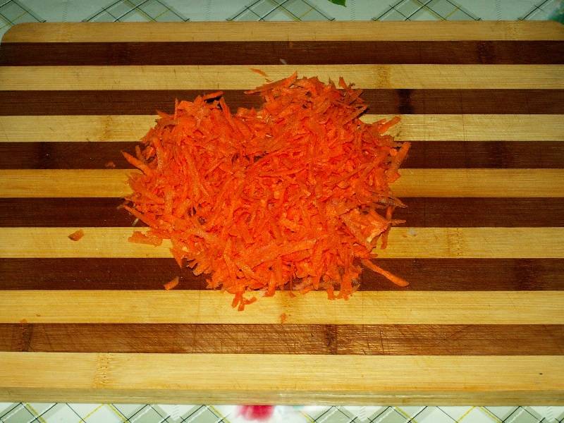 Морковь чистим и трем на крупной терке. 