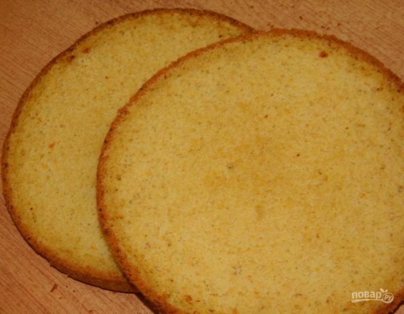 Готовый бисквит остудите и используйте по назначению. Для приготовления торта дайте бисквиту отлежаться и разрежьте бисквит на коржи.