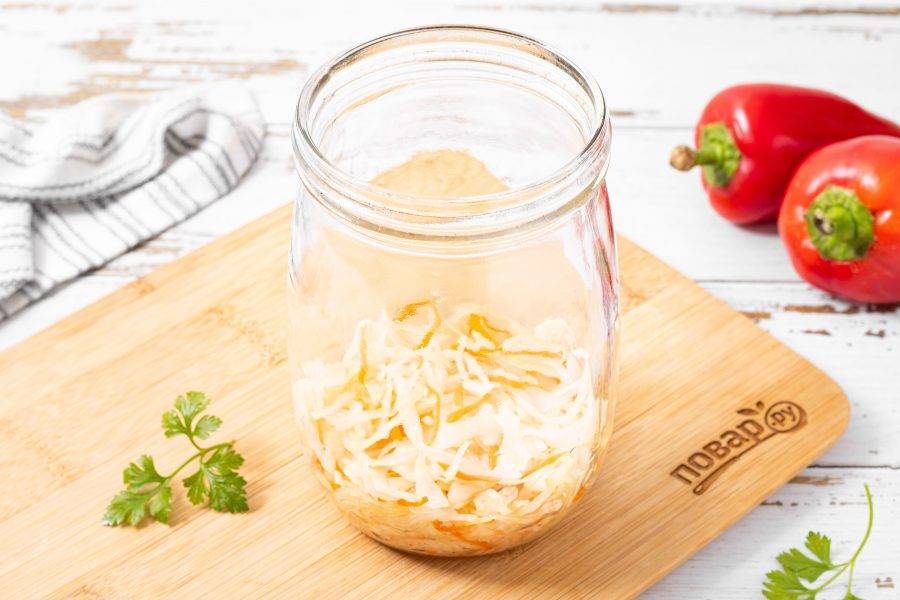 На дно чистой стерилизованной капусты выложите немного оставшейся капусты.