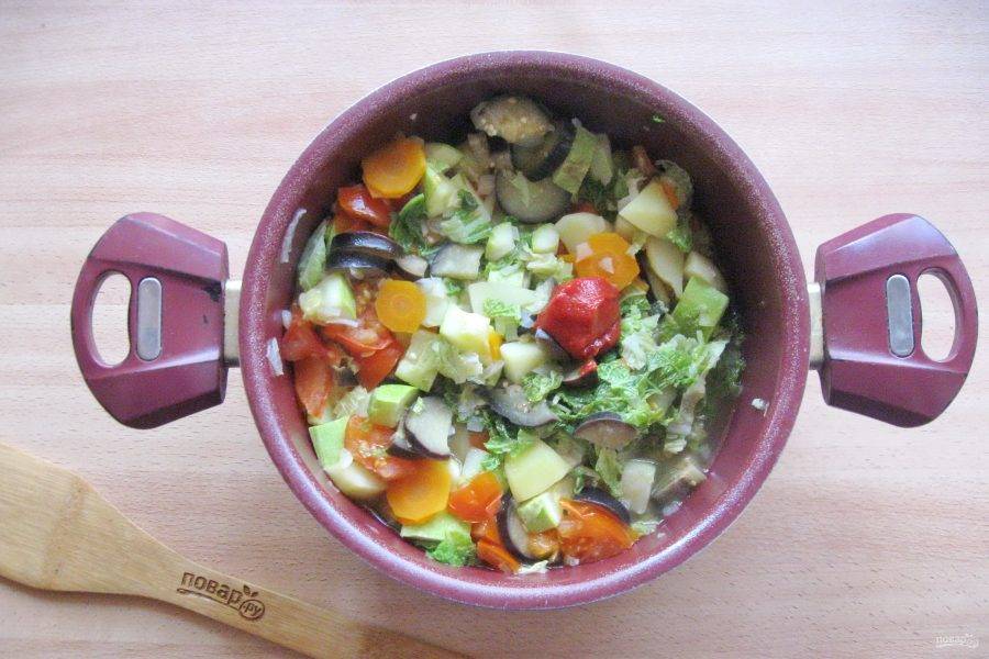Рагу посолите, поперчите. Накройте кастрюлю крышкой и тушите до готовности. После добавьте томатную пасту и перемешайте овощи. Прогрейте рагу еще 3-4 минуты и выключайте.