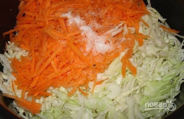 Далее натрите очищенную морковь на большой тёрке. Добавьте соль.