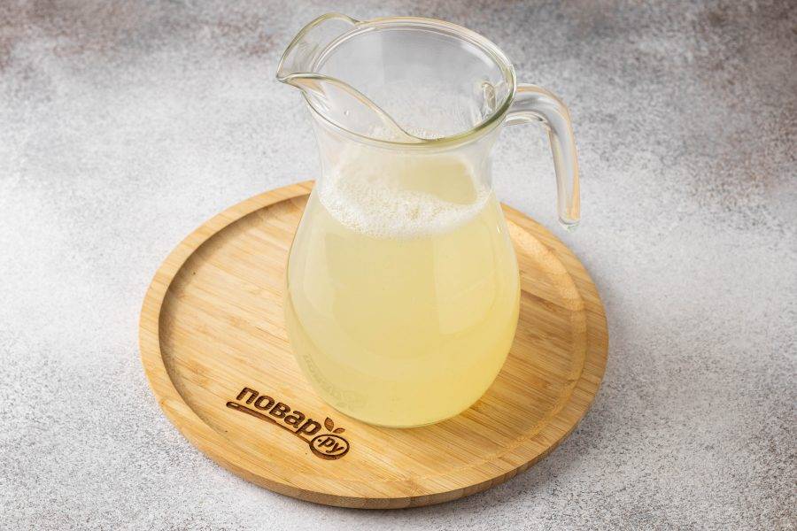Перелейте лимонный сок и сироп в кувшин, добавьте 600 мл. охлаждённой воды. После уберите кувшин в холодильник настояться минимум на 2 часа. Можно оставить на ночь.