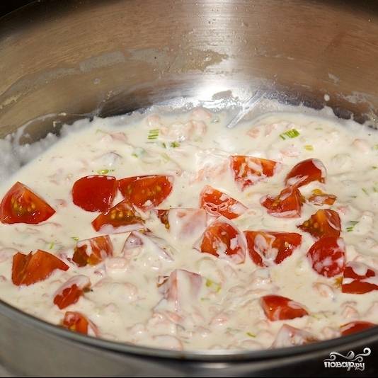 Примерно за минуту до готовности соуса добавляем в него помидоры черри.