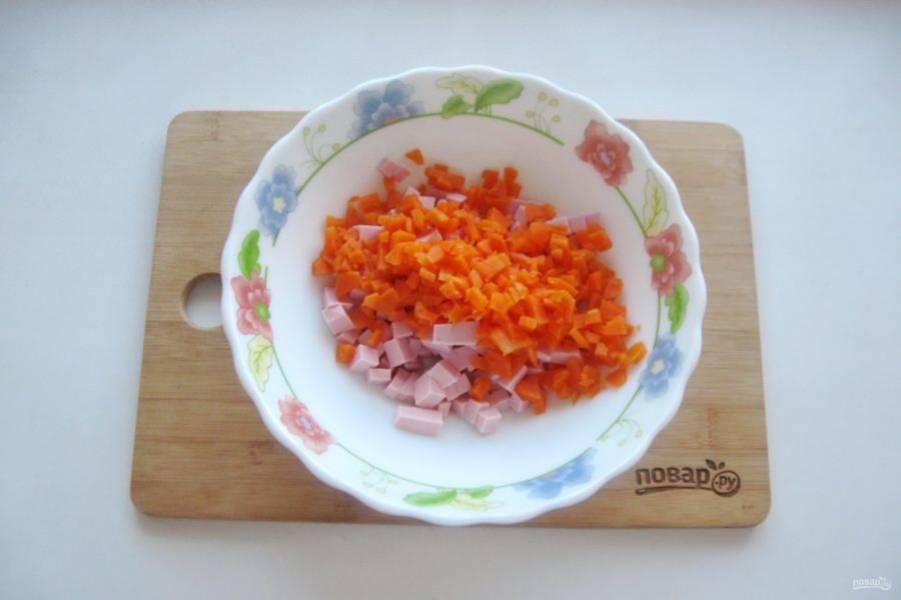 Морковь сварите, охладите и очистите. Нарежьте мелко и добавьте в салат.