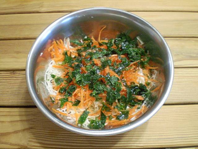 5. Добавить в салат соль, сахар, перец, уксус и масло оливковое.