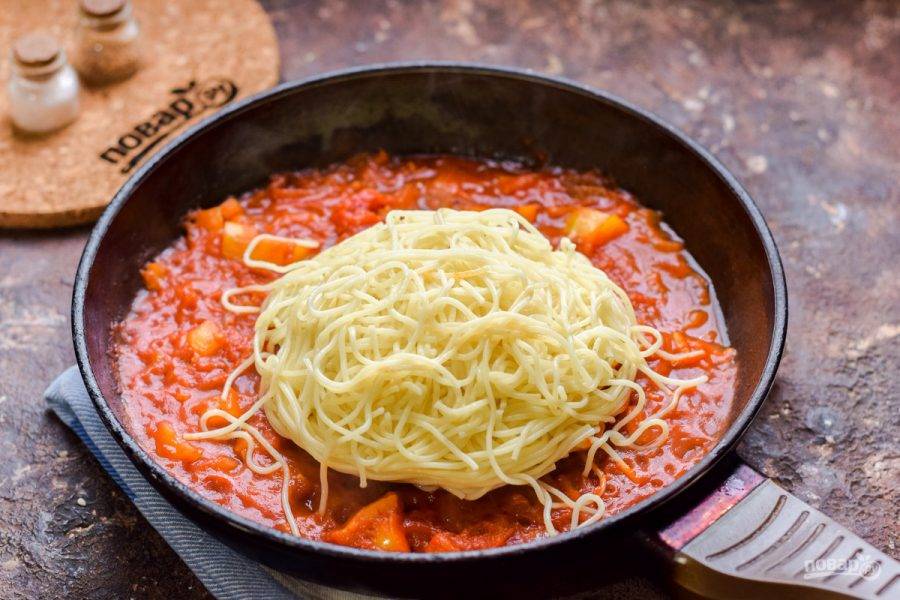Спагетти отварите заранее, 6 минут в подсоленной воде. После добавьте спагетти в соус.