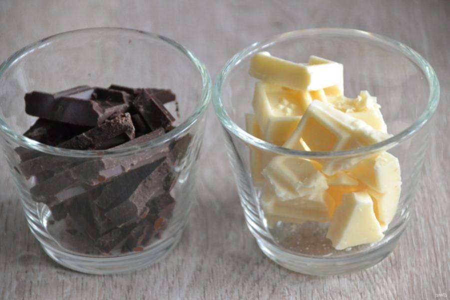 Растопите в микроволновой печи короткими импульсами белый и темный шоколад (или шоколадную плитку), и нанесите шоколадную сеточку на кекс, когда он остынет до комнатной температуры.