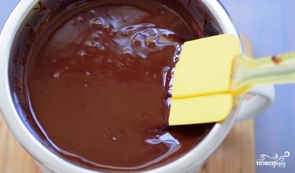 Шоколад поломайте на кусочки и растопите на водяной бане. Пару ягод окуните в шоколад для украшения и оставьте в холодильнике.