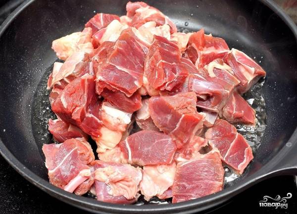 Свиную вырезку хорошо промойте и просушите. Нарежьте её не слишком мелкими кусочками. На сковороде разогрейте ложку растительного масла и обжарьте свинину до корочки.