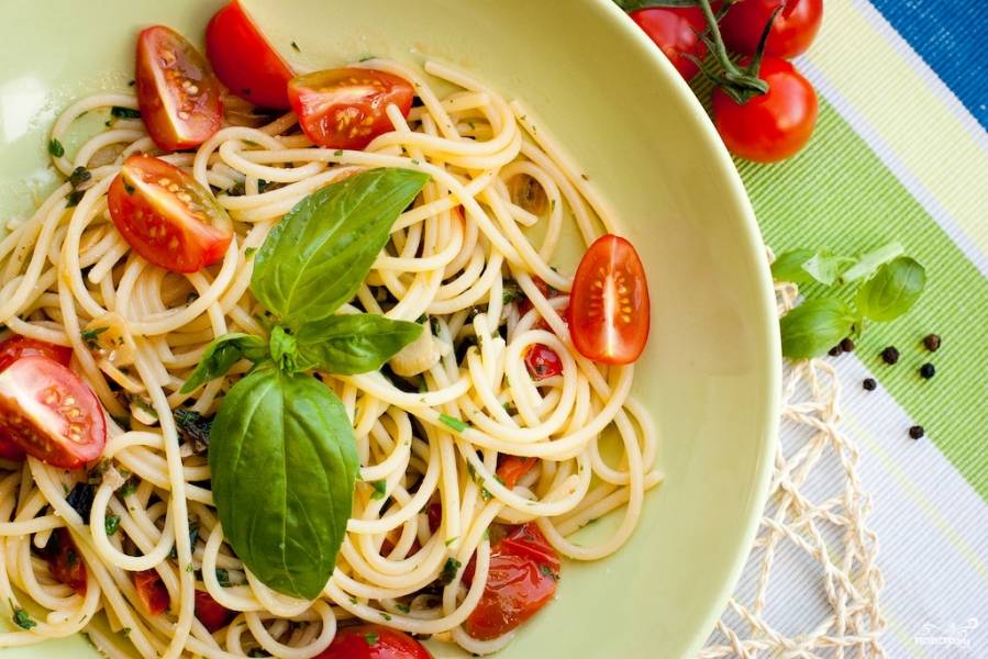 Спагетти с базиликом, томатами, чили и чесноком