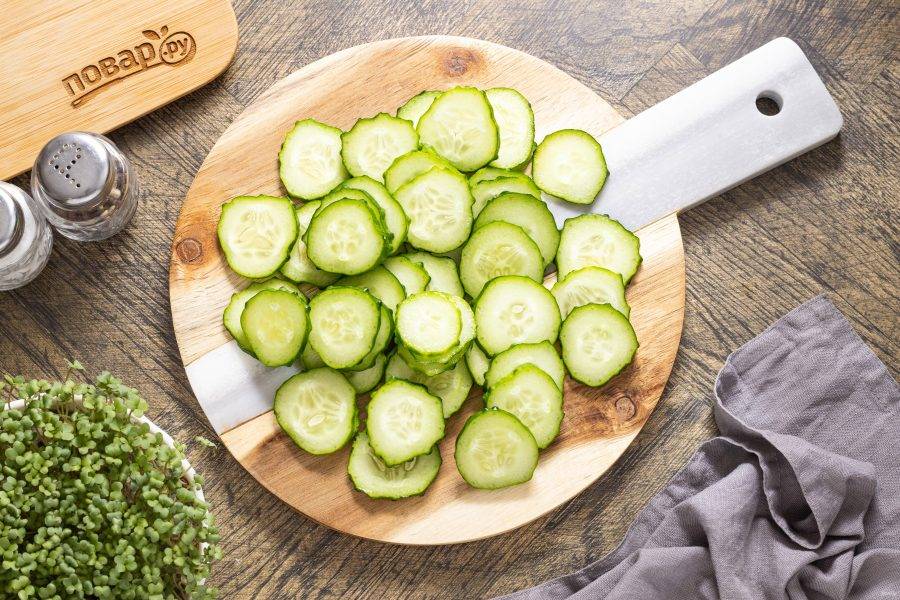 Огурцы помойте, обсушите и нарежьте кружочками.