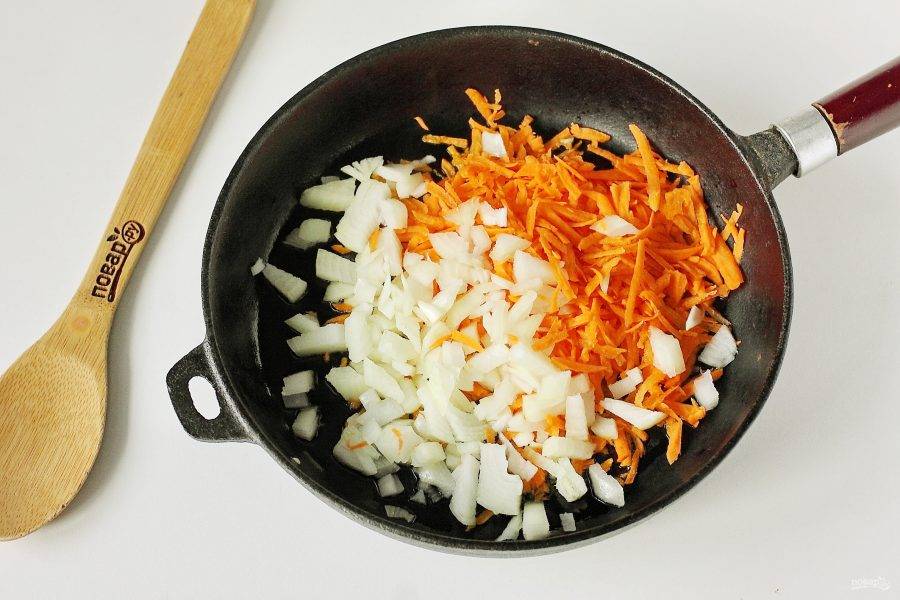 Оставшуюся луковицу нарежьте кубиками, морковь натрите на терке. Обжарьте овощи на растительном масле до мягкости.