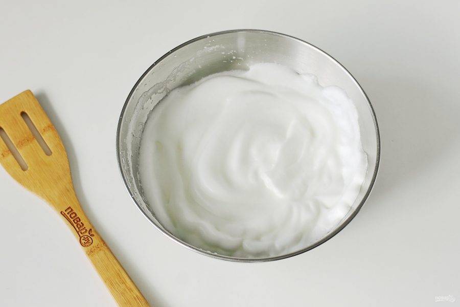 Белки взбейте с щепоткой соли до появления белой пены, затем добавьте 1 ст.л. сахара (от общего количества) и взбейте все еще раз до устойчивых пиков.