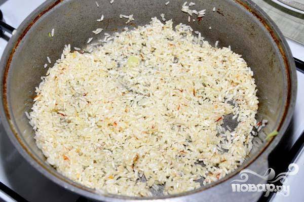 1.	Рис промываем. Добавим шафран в масло (хорошо разогретое), аромату специй даем раскрыться. Теперь добавим рис, и жарим, пока он поменяет цвет, постоянно помешиваем. 