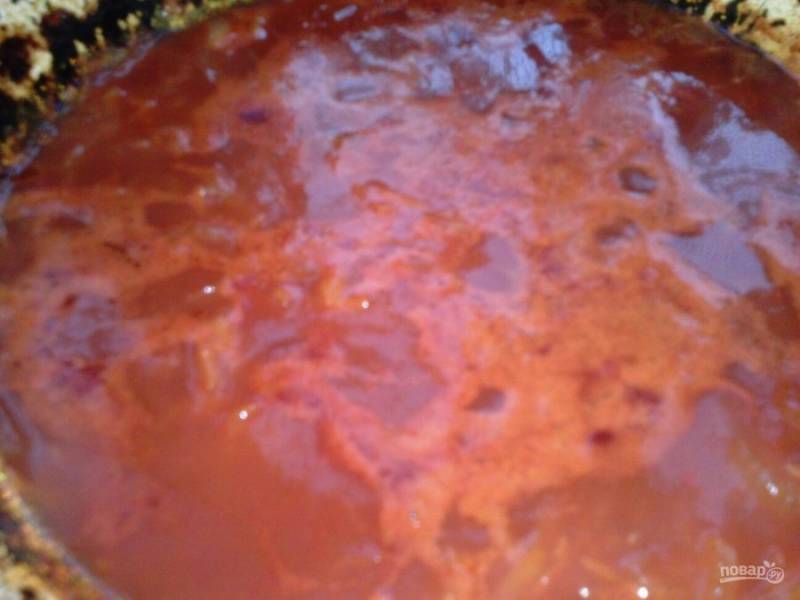 4. В сковороде пассеруем лук и морковь с томатной пастой (можно заменить свежими помидорами или морсом). Фаршированный тушеный перец очень любит красную подливку, поэтому томата не жалейте. Обжарьте лук и морковь до румяного цвета, затем добавьте томат (помидоры) и немного воды. Тушите 10 минут на слабом огне. Заливаем полученным соусом перец и при необходимости можно добавить ее воды (чтобы она на треть покрыла перцы).