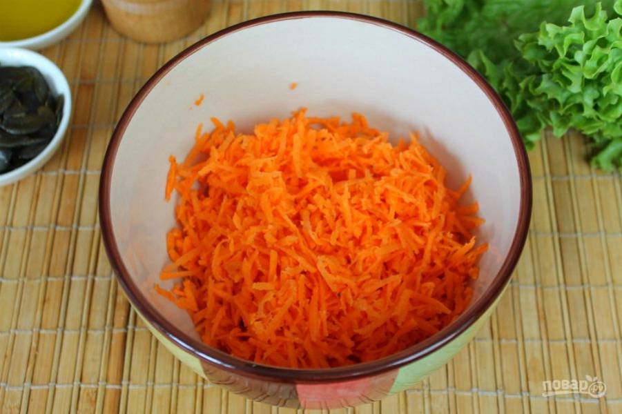 Морковь трем на терке.