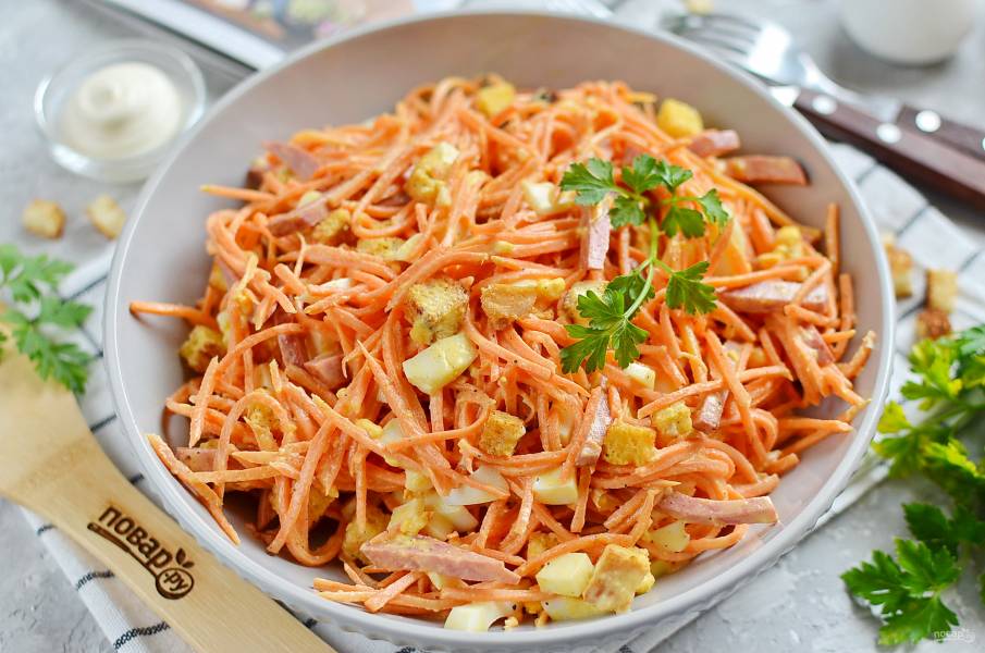 Салат с морковкой по-корейски, копченой колбасой и сухариками