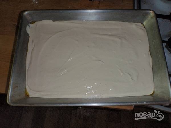 3. Жаропрочную форму смажьте маслом или застелите пергаментом. Вылейте тесто в форму и отправьте его в духовку. 