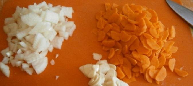 4. Морковь вымыть и очистить. Нарезать небольшими кусочками или натереть на терке. Очистить луковицу и чеснок и также измельчить. 