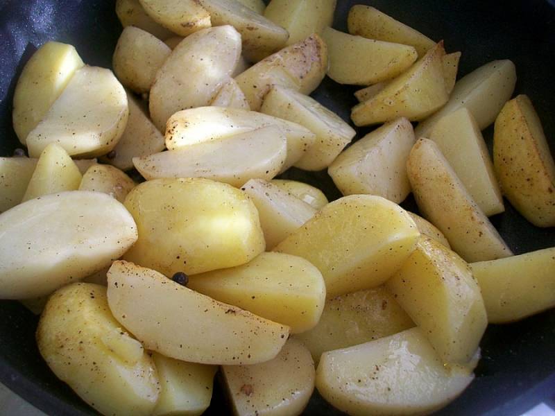 Затем выкладываем картофель на сковороду с маслом и также обжариваем его до золотистого цвета на сильном огне.