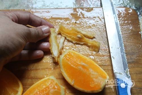 1. Вымойте и обсушите апельсины. Нарежьте небольшими ломтиками, удалите белые прожилки с семечками. 