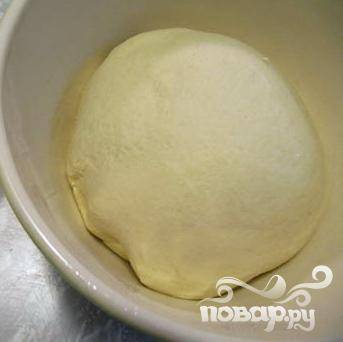 2.	Для приготовления теста необходимо смешать манку, творог, перец чили, соль и куркуму. Оставить тесто на полчаса. 