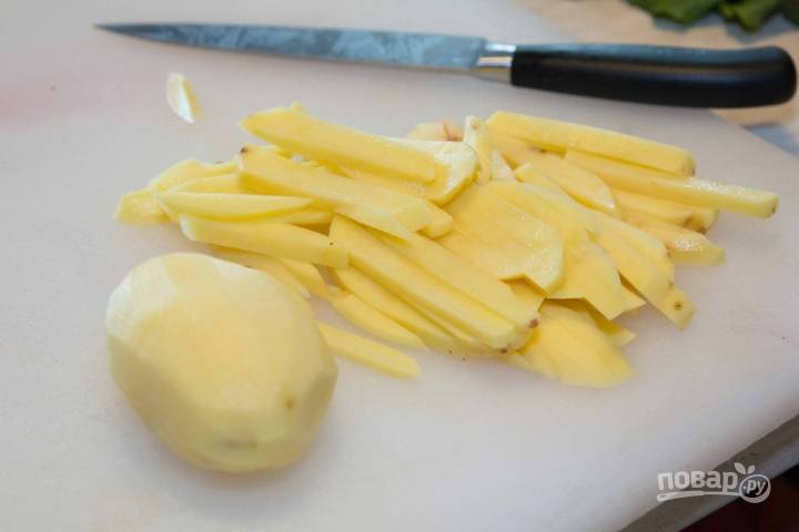 Картофель очищаем и хорошенько промываем под водой, затем нарезаем соломкой. 