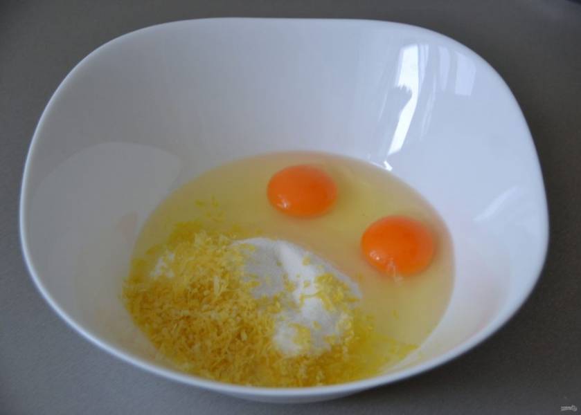 В миску для замешивания теста вбейте яйца, всыпьте сахар.