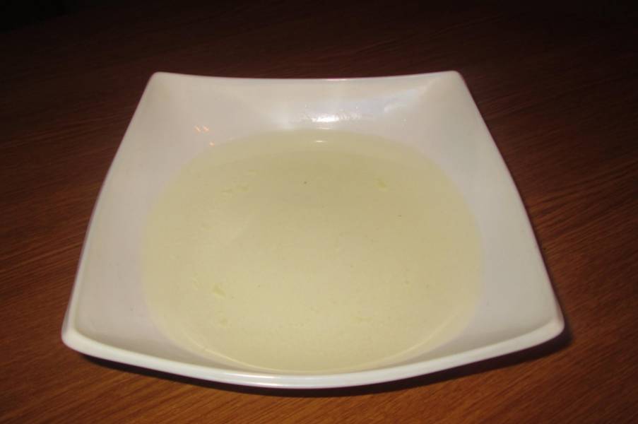 2. Молоко также выливаем в тарелку и ставим рядом с сиропом от ананасов. Сметану взбиваем с 1-2 ст.л. сахара. 